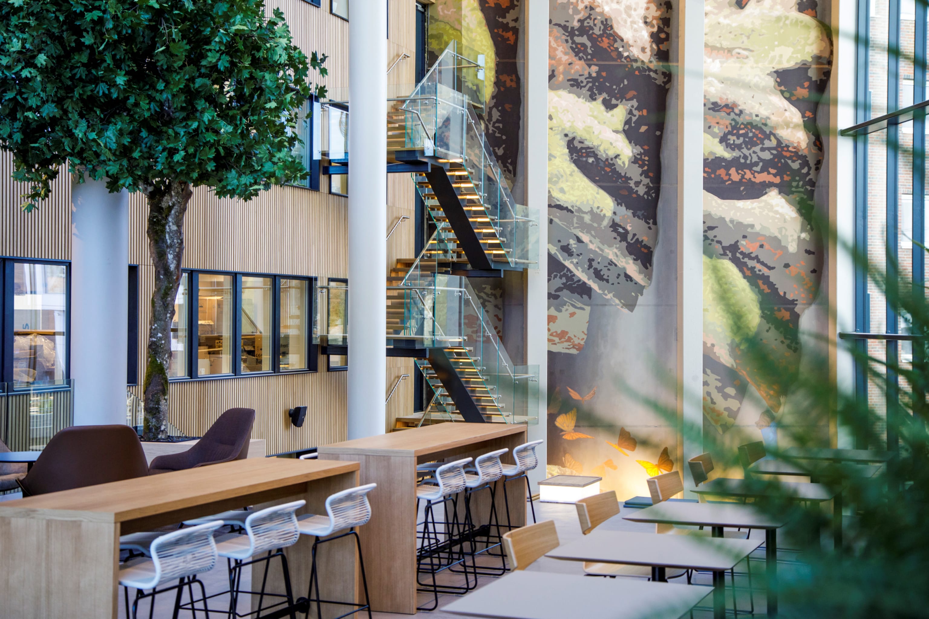 Bruvin Park fellesareal og trapper med kunstvegg